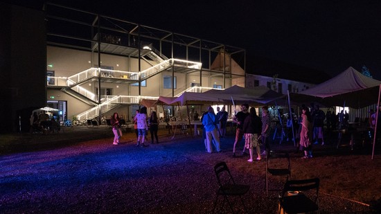 O călătorie în world music la o nouă ediție Launmomentdat în curte / PROGRAM