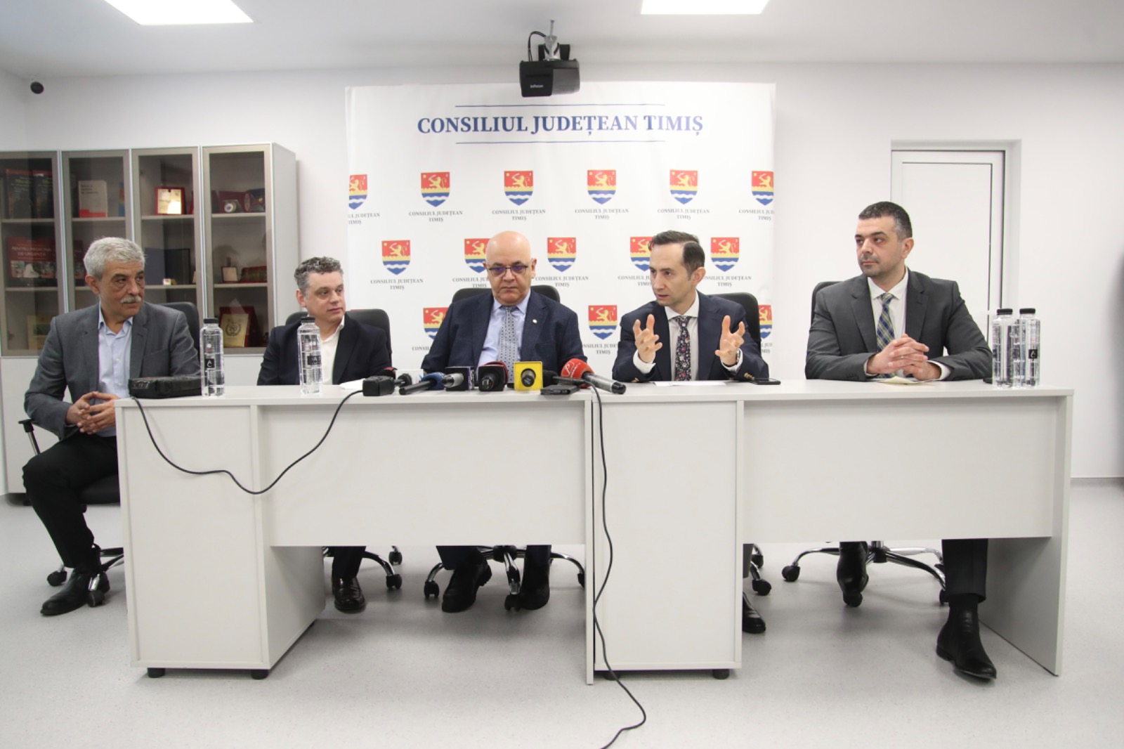 Raed Arafat anunță la Timișoara reluarea procedurii de achiziție a 1.200 de ambulanțe noi