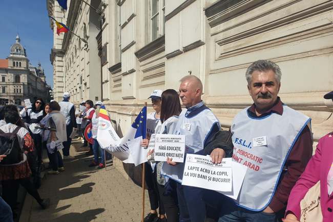 Zeci de sindicalişti din şcoli au protestat la Arad pentru salarii mai mari