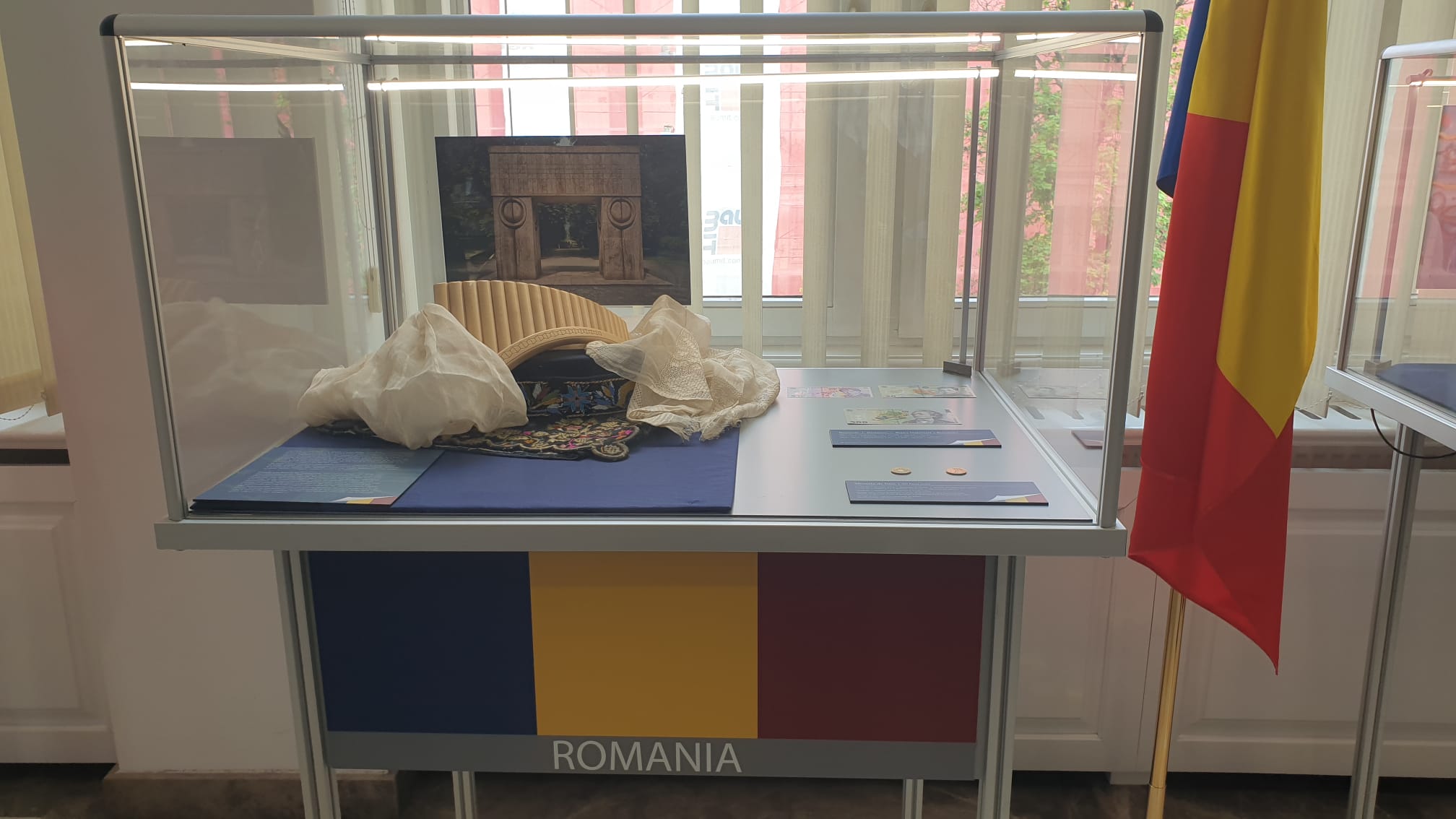Copia certificată a Tratatului de Aderare a României la UE și naiul lui Gheorghe Zamfir, expuse la BNR Timișoara Copia certificată a Tratatului de Aderare a României la UE și naiul lui Gheorghe Zamfir, expuse la BNR Timișoara