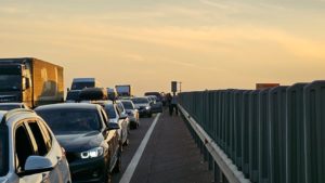 Trafic intens pe autostrada A1. Coloane de mașini în benzinării și recomandări pentru șoferi