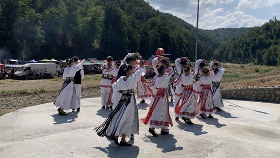 ”Nedeea românilor de pretutindeni” cu invitați de renume, lângă Peștera Românești