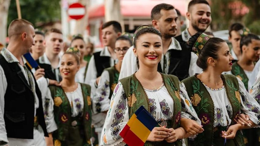 Ziua Națională a României sărbătorită de lugojeni cu un spectacol folcloric în Piața I.C Drăgan