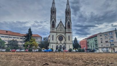Lucrări de refacere a spațiului verde din Piața Bălcescu