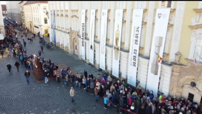 Coloană impresionantă de oameni, pentru vizitarea expoziției Brâncuși de la Timișoara