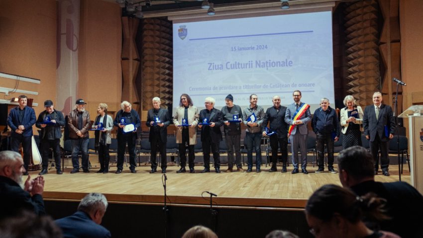 Membrii Pro Musica, actrița Ida Jarcsek-Gaza, scriitorul Mircea Mihăieș și regizorul Andrei Ujică, cetățeni de onoare ai Timișoarei Membrii Pro Musica, actrița Ida Jarcsek-Gaza, scriitorul Mircea Mihăieș și regizorul Andrei Ujică, cetățeni de onoare ai Timișoarei