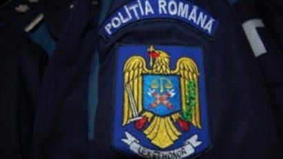 Un polițist a rămas fără pistol după ce a intervenit la un scandal în județul Hunedoara