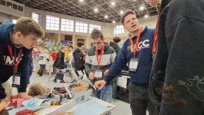 Elevi care s-au pregătit sute de ore în laborator se întrec în competiția de Robotică de la Arad