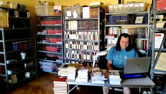 Istoric din Deva, reclamat de vecini pentru că are prea multe cărți în apartament