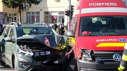 Accident rutier cu o ambulanţă SMURD aflată în misiune în Hunedoara