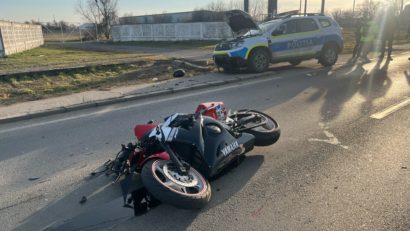 Motociclist rănit după ce s-a izbit frontal de o mașină de poliție la Timișoara