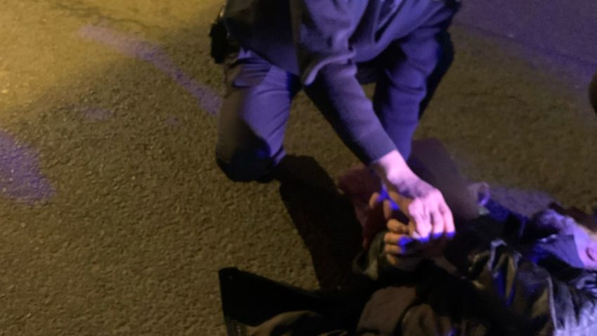 Bărbat salvat de jandarmi după ce i s-a făcut rău și a căzut în mijlocul străzii