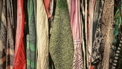 Cantități uriașe de haine și încălțăminte uzate, blocate la vânzare în Hunedoara