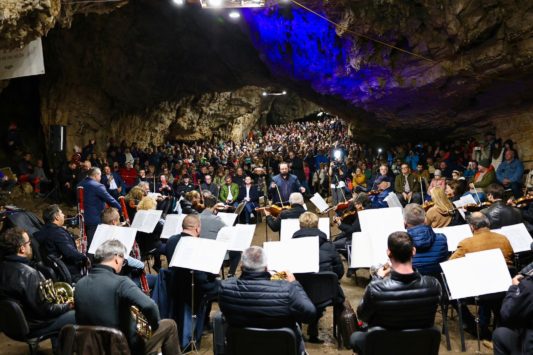 Concert simfonic la Românești. Acces mult mai facil spre peșteră