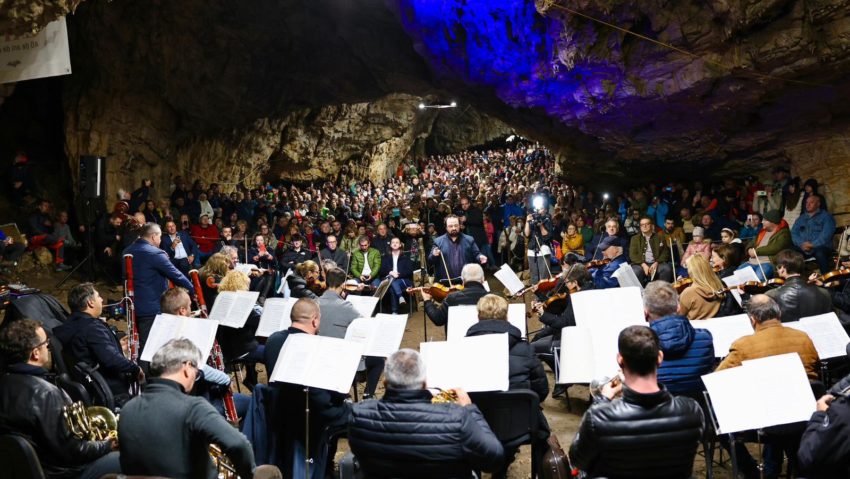50 de ani de explorări speologice în Timiș. Concert simfonic spectaculos în Peștera Românești 50 de ani de explorări speologice în Timiș. Concert simfonic spectaculos în Peștera Românești