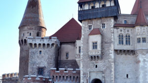 Aproape 8.000 de plăci ceramice vor fi montate în Sala Cavalerilor de la Castelul Corvinilor