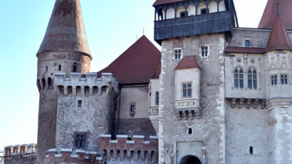 Aproape 8.000 de plăci ceramice vor fi montate în Sala Cavalerilor de la Castelul Corvinilor