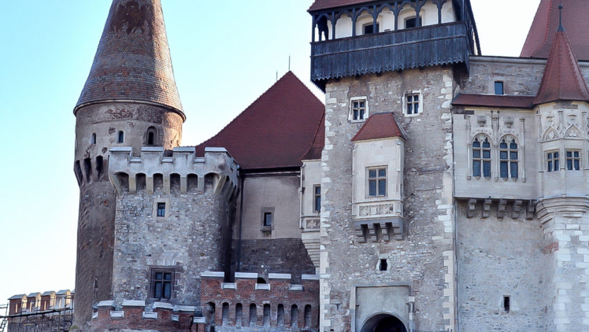 Aproape 8.000 de plăci ceramice vor fi montate în Sala Cavalerilor de la Castelul Corvinilor