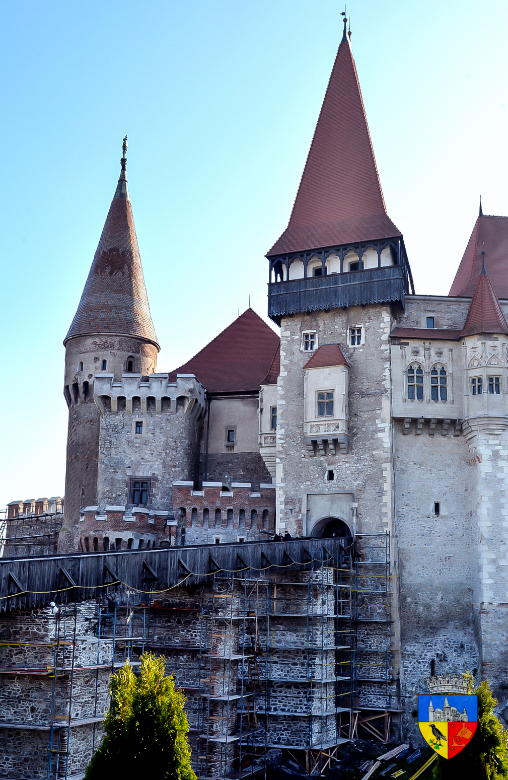 Aproape 8.000 de plăci ceramice vor fi montate în Sala Cavalerilor de la Castelul Corvinilor