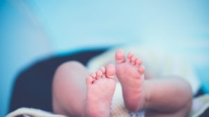 Ajutor pentru mame cu nou-născuți. Începe programul Cutia Bebelușului