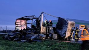 Impact violent între două camioane pe DN 7; ambii șoferi au murit