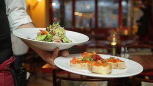 Investiție în ospitalitatea timișoreană. Cursuri subvenționate pentru HoReCa
