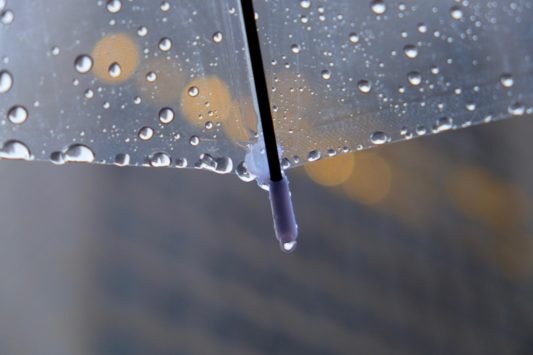 Ploi, vânt, lapoviţă şi ninsoare în toată ţara