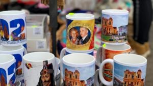 Suvenire cu imaginea fostului dictator, vândute în centrul Timișoarei, orașul revoluției anticomuniste