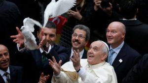 Papa Francisc, omul apropierii: moștenirea unui pontificat al simplității și empatiei