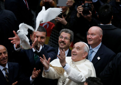 Papa Francisc, omul apropierii: moștenirea unui pontificat al simplității și empatiei