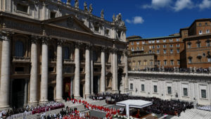 FOTO | Peste 250.000 de oameni la funeraliile Papei Francisc. Sicriul său a fost întâmpinat cu aplauze și rugăciuni la Roma
