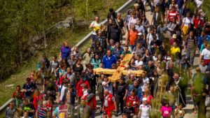 Cel mai lung Drum al Crucii: 1.000 de pelerini urcă anual spre Straja, în Vinerea Mare
