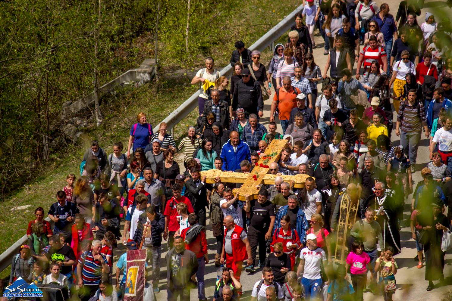 Drumul Crucii de la Lupeni la Straja; dintre cele mai impresionante procesiuni de Vinerea Mare