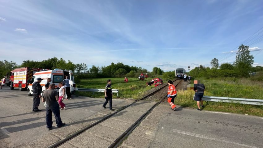 Doi morți, după ce o mașină a fost lovită de tren în Timiș