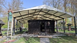 Slujba de Înviere lângă biserica distrusă de incendiu de la Muzeul Satului Bănățean