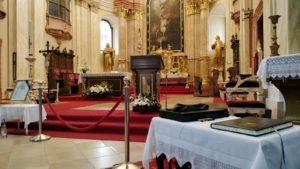 Timișorenii își iau rămas bun de la Papa Francisc. Carte de Condoleanțe deschisă la Domul din Piața Unirii