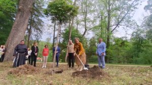 Moment de reculegere pe Domeniul Regal Săvârșin. Copac plantat în amintirea Papei Francisc