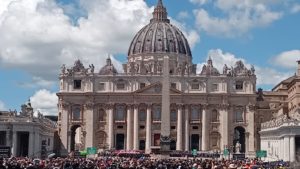 Provocările viitorului Papă: între modernism, tradiție și chemarea la pace