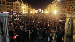 Mii de timișoreni au primit Lumina Sfântă la Slujba de Înviere