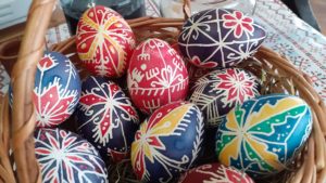 Atelier de “împistrire’” a ouălor de Paşte, la Muzeul din Brad