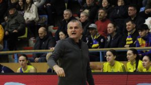 Sladjan Ivic așteaptă o reacție în meciul 2 al semifinalei cu Sepsi