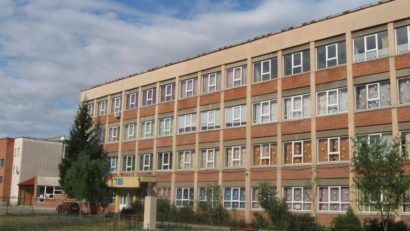 Șantier cu elevii la cursuri, într-o școală din Arad