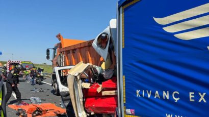 Accident pe A1 în Timiș. O autoutilitară s-a ciocnit de un camion al drumarilor