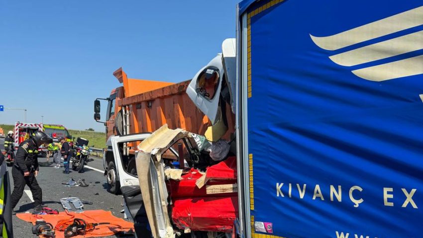 Accident pe A1 în Timiș. O autoutilitară s-a ciocnit de un camion al drumarilor