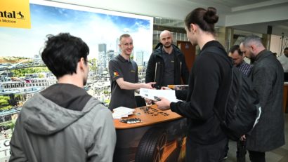 Sute de studenți la o bursa locurilor de muncă din Arad. Firmele oferă joburi și internshipuri