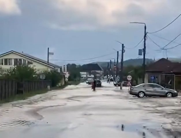 Gospodării inundate în Bocşa au fost inundate. DN58B spre Timişoara a fost blocat Gospodării inundate în Bocşa au fost inundate. DN58B spre Timişoara a fost blocat