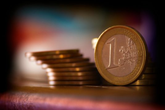 Euro trece de pragul de 5 lei. Moneda europeană la un maxim istoric