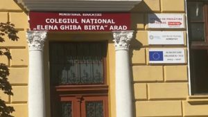 Sute de elevi din Arad nu pot folosi curtea școlii din cauza unui șantier abandonat