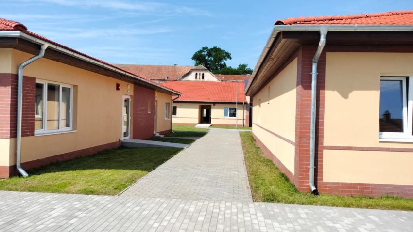 Trei locuințe protejate și un centru de zi construite la Periam din fonduri UE Trei locuințe protejate și un centru de zi construite la Periam din fonduri UE