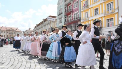 Parada portului popular la finalul „Zilelor Culturale ale Germanilor din Banat”